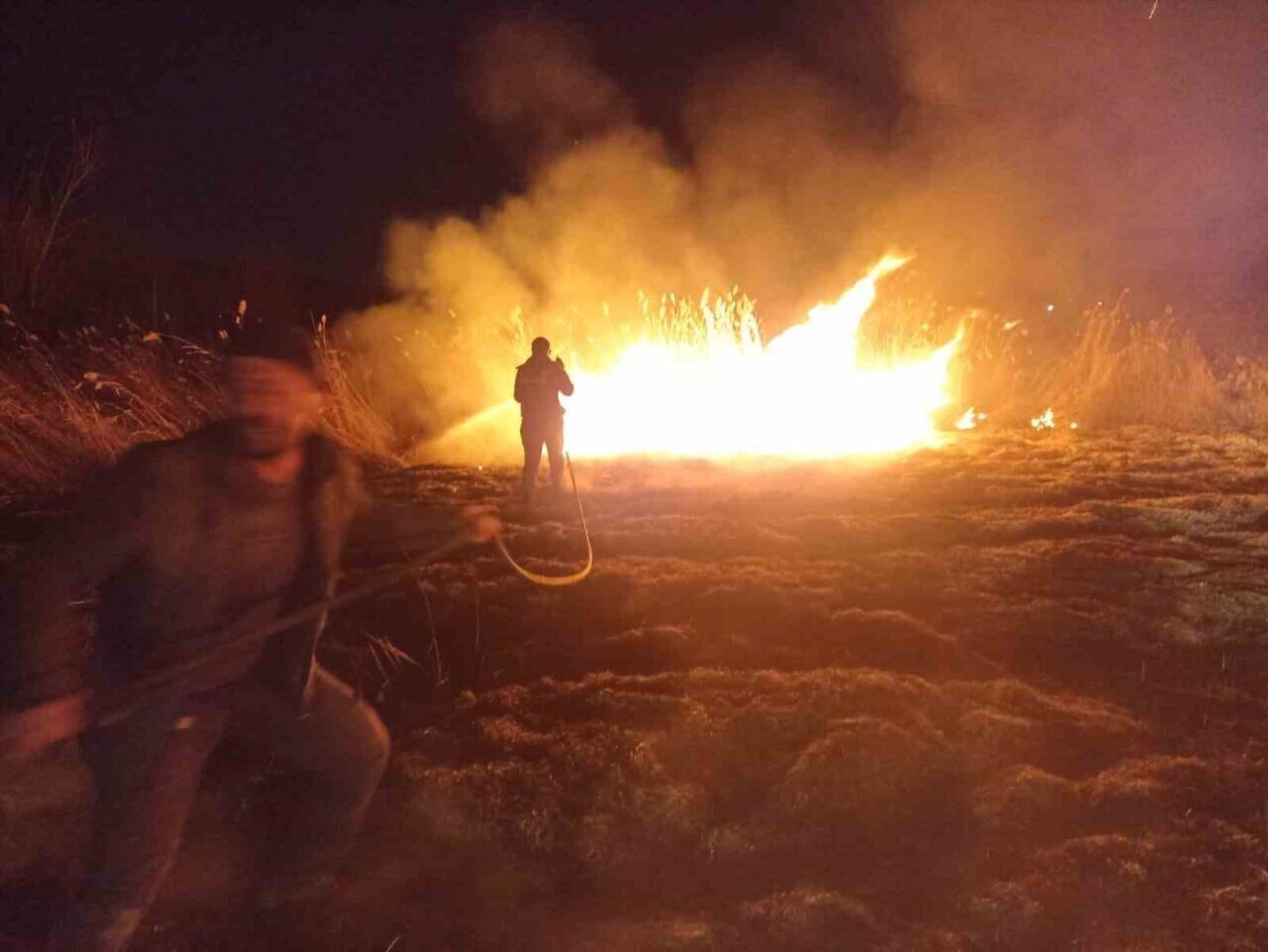 Malatya'nın Darende Akova Mahallesi'ndeki sazlık alanda çıkan yangın, itfaiye ekiplerinin