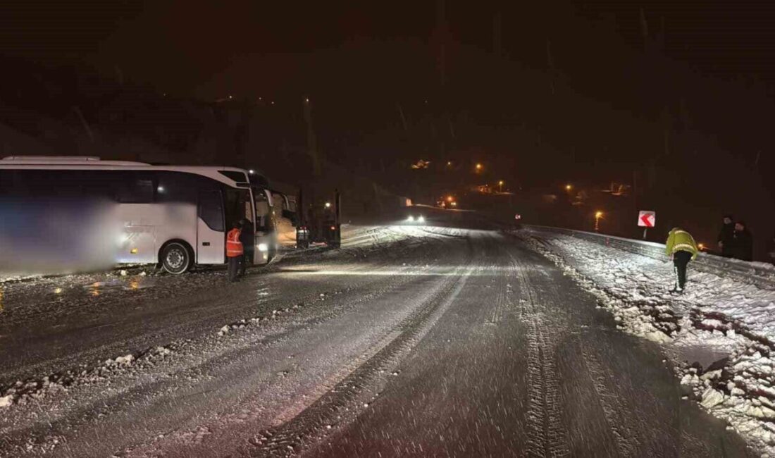 Malatya’da yolcu otobüsü karda kayarak istinat duvarına çarptı, 9 kişi yaralandı Malatya'nın Akçadağ ilçesinde gece saatlerinde etkili olan kar yağışı sırasında,