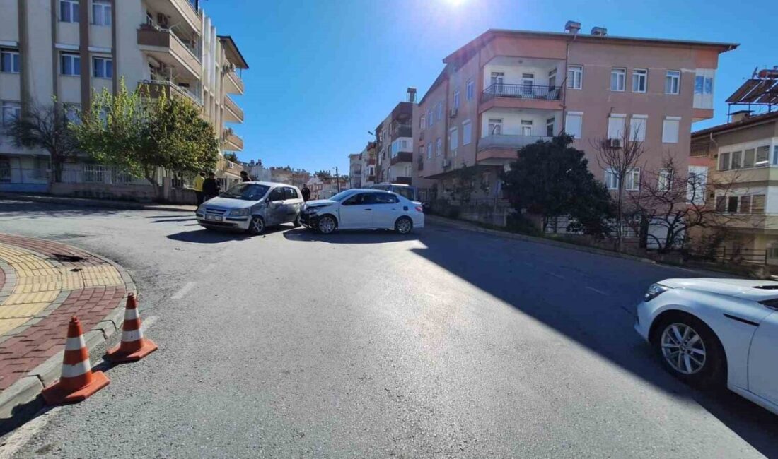 Manavgat’ta iki otomobilin çarpıştığı kazada bir sürücü yaralandı, durumu stabil Antalya'nın Manavgat ilçesinde iki otomobilin çarpışması sonucu Pelin K. yaralandı.