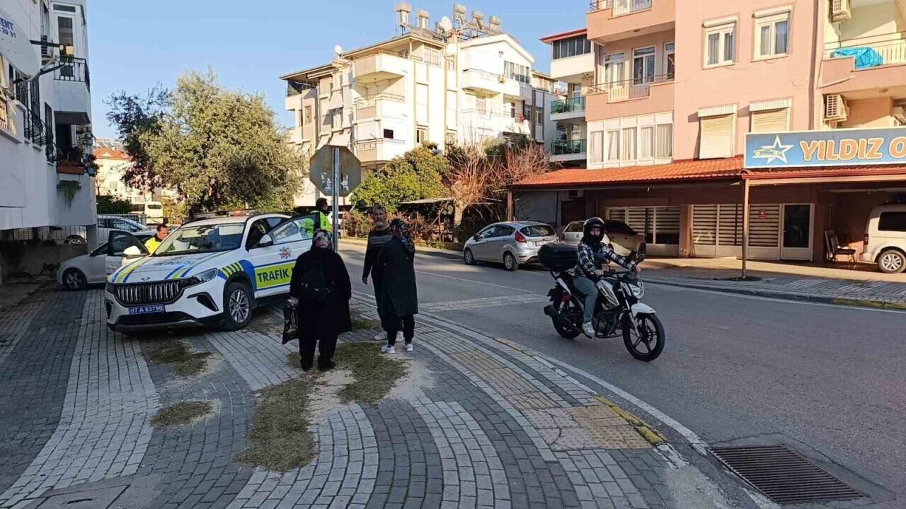 Manavgat’ta motosiklet ve otomobilin çarpışması sonucu yaralanan motosiklet sürücüsü Berkant