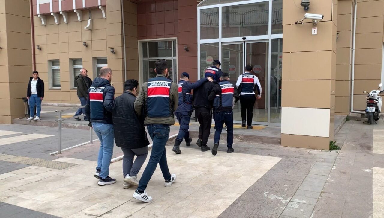 Manisa Jandarma Komutanlığı'nın 14 Şubat'ta gerçekleştirdiği operasyonda, PKK/YPG-PYD terör örgütüne