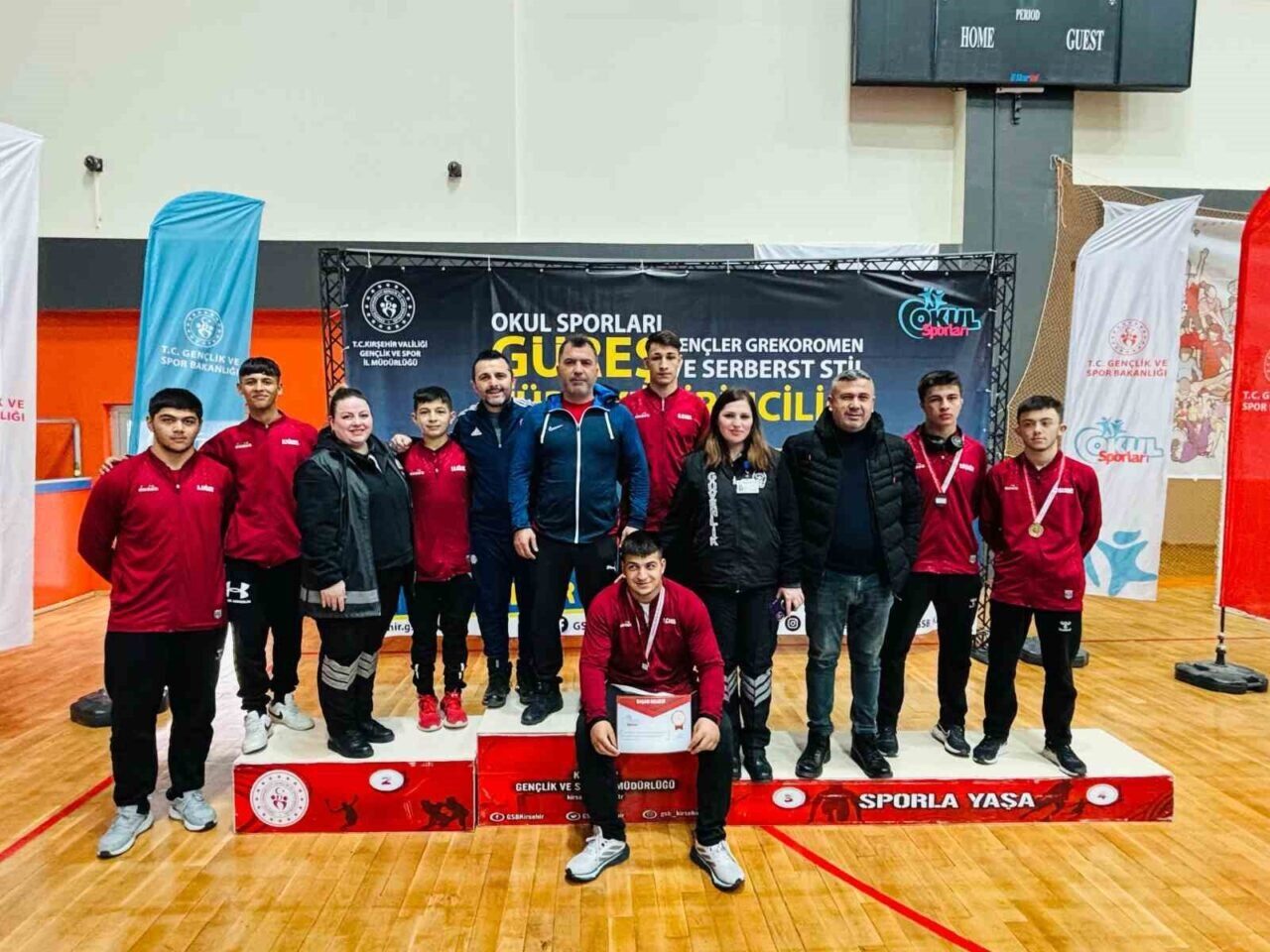 Kırşehir'de düzenlenen Türkiye Güreş Şampiyonası'nda Manisa takımı, 3 altın ve