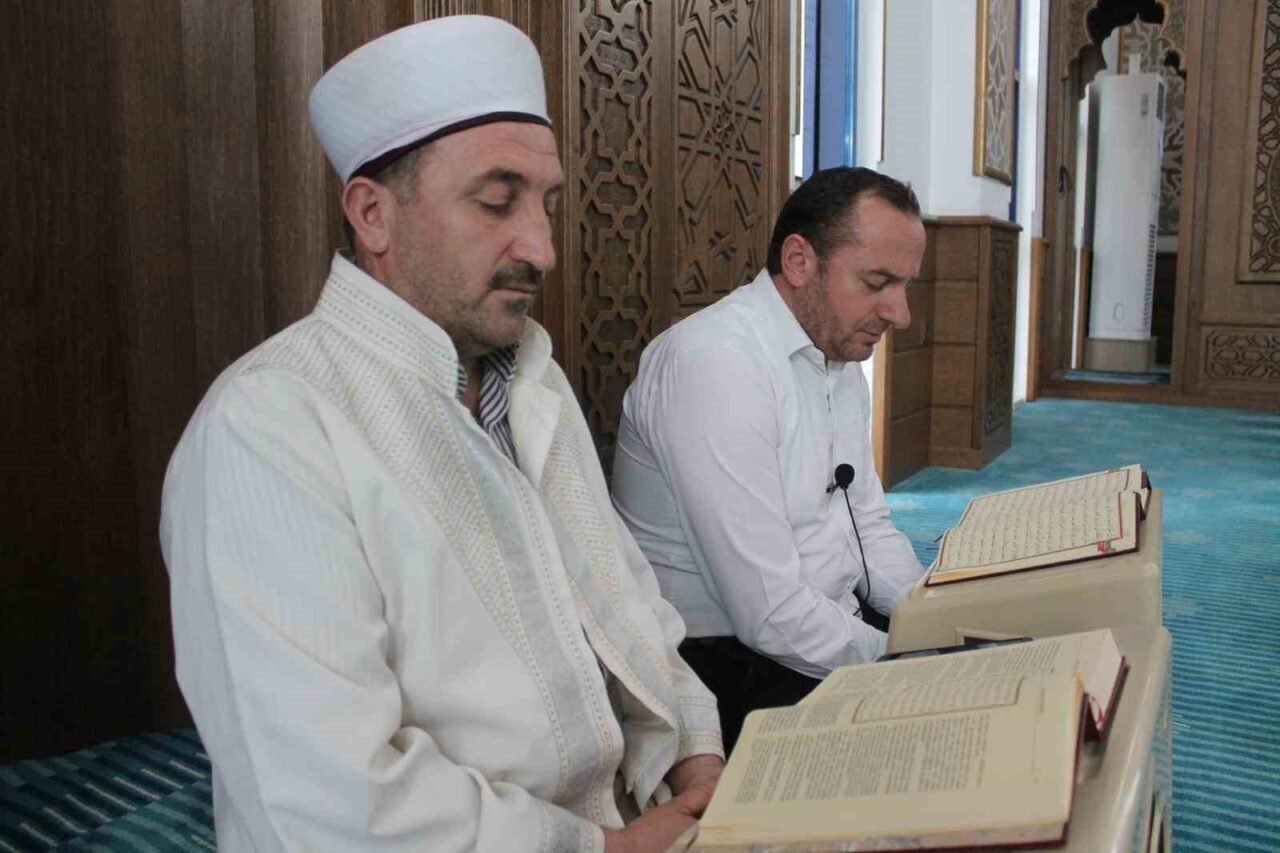 Balıkesir'in Manyas ilçesinde Ramazan ayı dolayısıyla camilerde mukabele geleneği başlamış