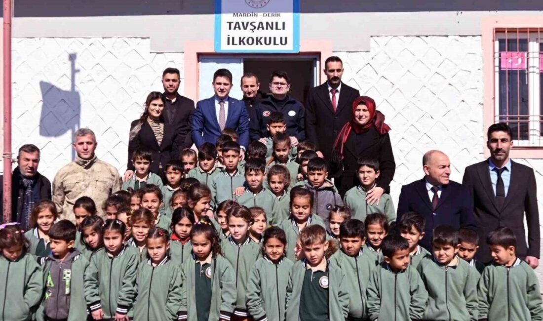Derik’teki 63 okulun anasınıflarına oyuncak seti yardımı yapıldı. Mardin'in Derik ilçesindeki 63 okulun anasınıfına oyuncak setleri dağıtıldı. Derik