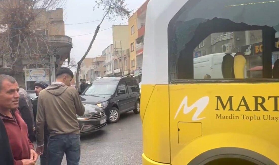 Nusaybin’de minibüs ile hafif ticari aracın çarpıştığı kazada maddi hasar meydana geldi, yaralı yok! Mardin'in Nusaybin ilçesinde Kışla Mahallesi'nde minibüs ile hafif ticari aracın