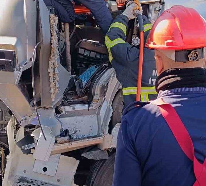 Kızıltepe’de tanker tırla çarpıştı, sürücü hastaneye kaldırıldı Mardin Kızıltepe'de bir tanker, tıra çarptı. Olayda tanker sürücüsü M.K.
