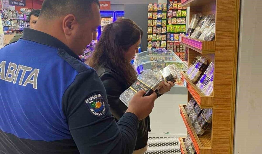 Kemer’de Zabıta Ekipleri Tekirova Mahallesi’ndeki Marketleri Denetledi Kemer Belediyesi Zabıta Müdürlüğü, Tekirova Mahallesi'ndeki marketlerde denetim yaptı. Ekipler,
