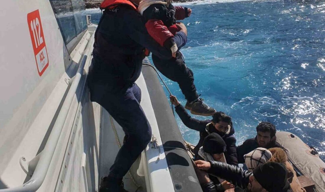 Marmaris’te Karadan Ulaşılamayan Bölgede 3 Çocukla Birlikte 13 Düzensiz Göçmen Kurtarıldı Marmaris’in Taşlıca mahallesinde, karadan ulaşımın mümkün olmadığı bir alanda, 3