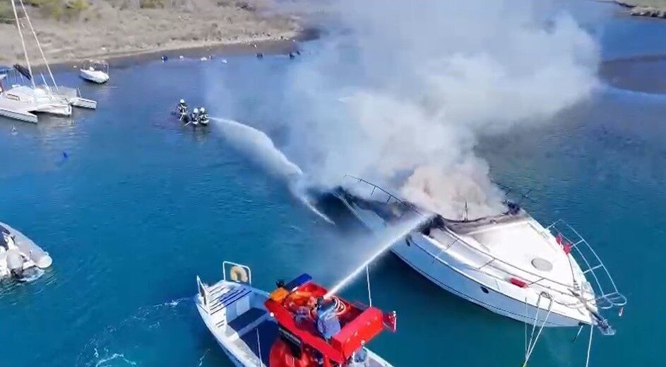 Marmaris’te özel marinada bir motoryat alev alev yandı, yangının nedeni araştırılıyor. Muğla'nın Marmaris ilçesinde Yalancıboğaz mevkiindeki özel bir marinada bağlı Nefes