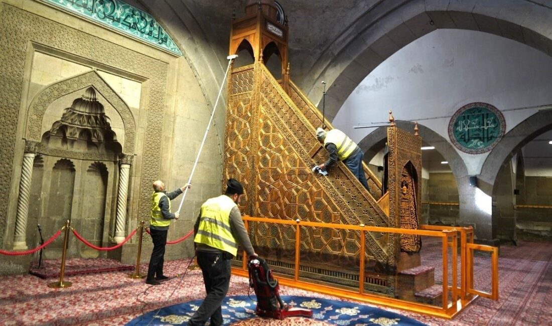 Melikgazi’de camiler Ramazan Ayı için özel temizlikten geçirildi Melikgazi Belediyesi, Ramazan Ayı'na hazırlık için tüm camilerde kapsamlı temizlik