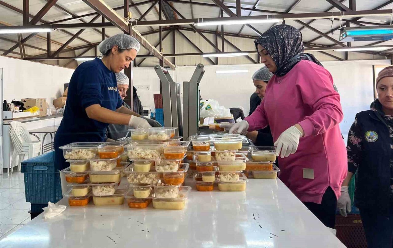 Menemen Belediyesi, Ramazan'da günde 10 bin kişiye sıcak yemek dağıtma