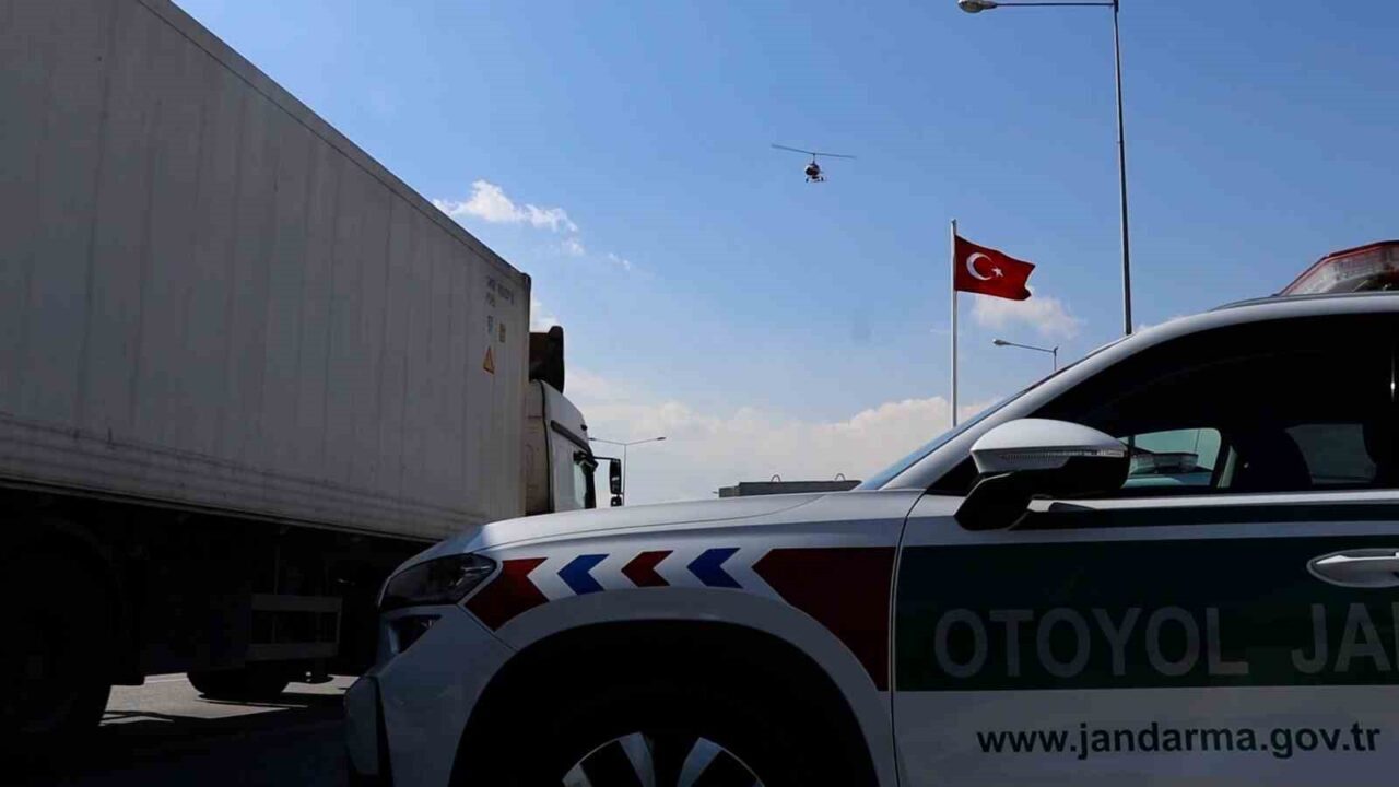 Mersin İl Jandarma Komutanlığı, cayrokopter ile TAG otoyolunda yaptığı denetimlerde