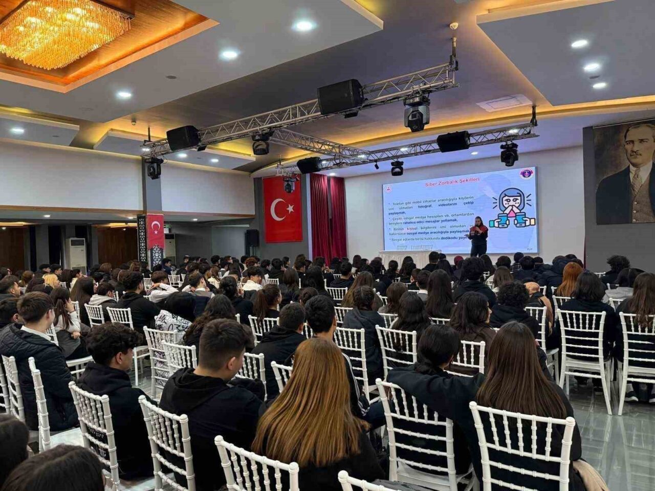 Mersin'de jandarma ekipleri, öğrencilere siber farkındalık eğitimi düzenledi. Eğitimde siber