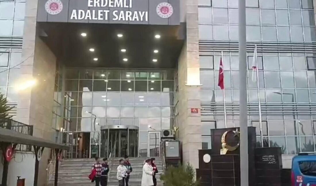 Mersin’de Jandarma, Silahla Tehdit ve Mal Zararından Gözaltına Aldığı 4 Şahısı Tutukladı Mersin'in Erdemli ilçesinde jandarma, silahlı tehdit ve mala zarar verme