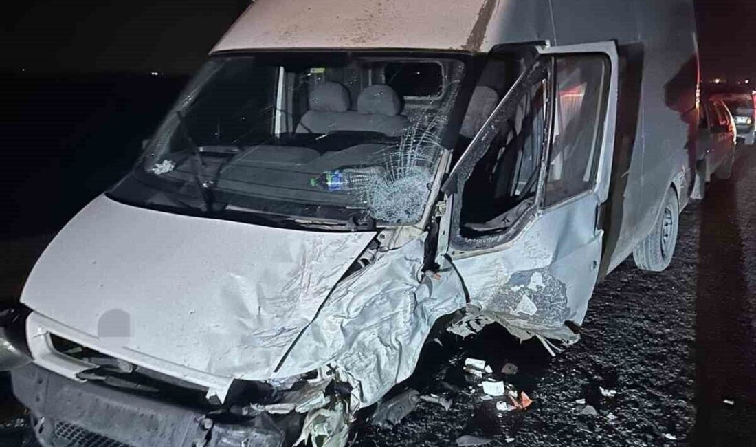 Tarsus’ta Traktör, Otomobil ve Minibüsün Karıştığı Kazada Dört Kişi Yaralandı Mersin'in Tarsus ilçesinde H.İ. tarafından kullanılan bir traktör ile bir