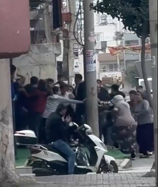 Mersin’de Yol Verme Tartışması Kanlı Kavga ile Sonuçlandı Mersin'de, Akdeniz ilçesi Şevket Sümer Mahallesi'nde servis şoförleri ile mahalle