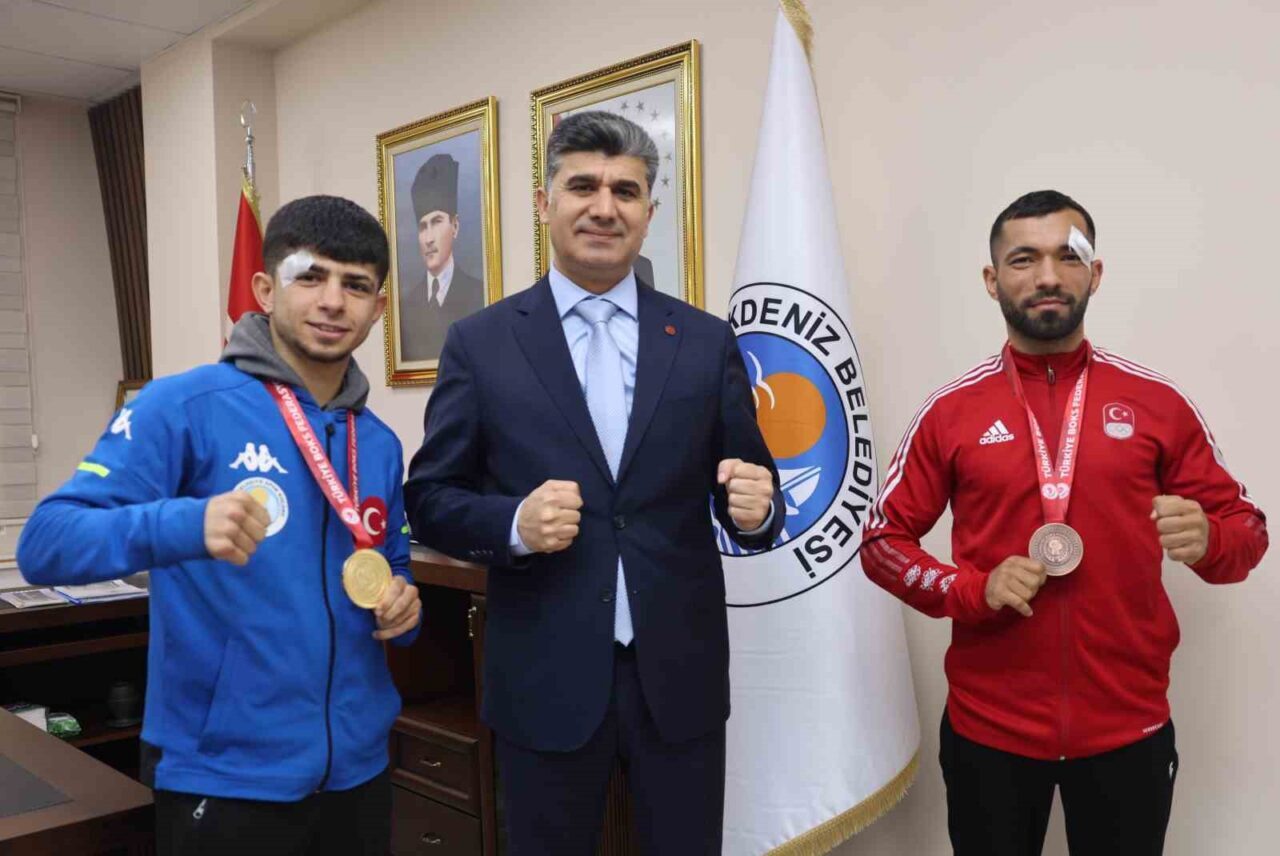 Konya'daki Büyük Erkekler Türkiye Ferdi Boks Şampiyonası'nda Akdeniz Belediyesi Spor