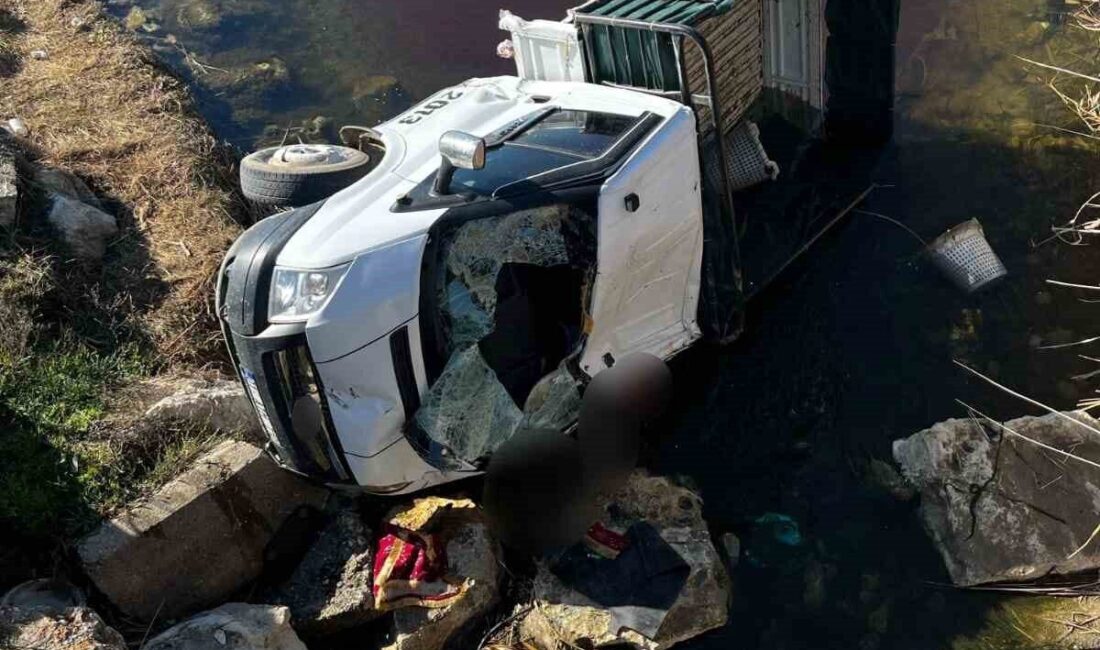 Tarsus’ta Kamyonet Sulama Kanalına Düştü: 1 Ölü, 2 Yaralı Mersin'in Tarsus ilçesinde, Oktay Özbayhan'ın kullandığı kamyonet sulama kanalına düştü.