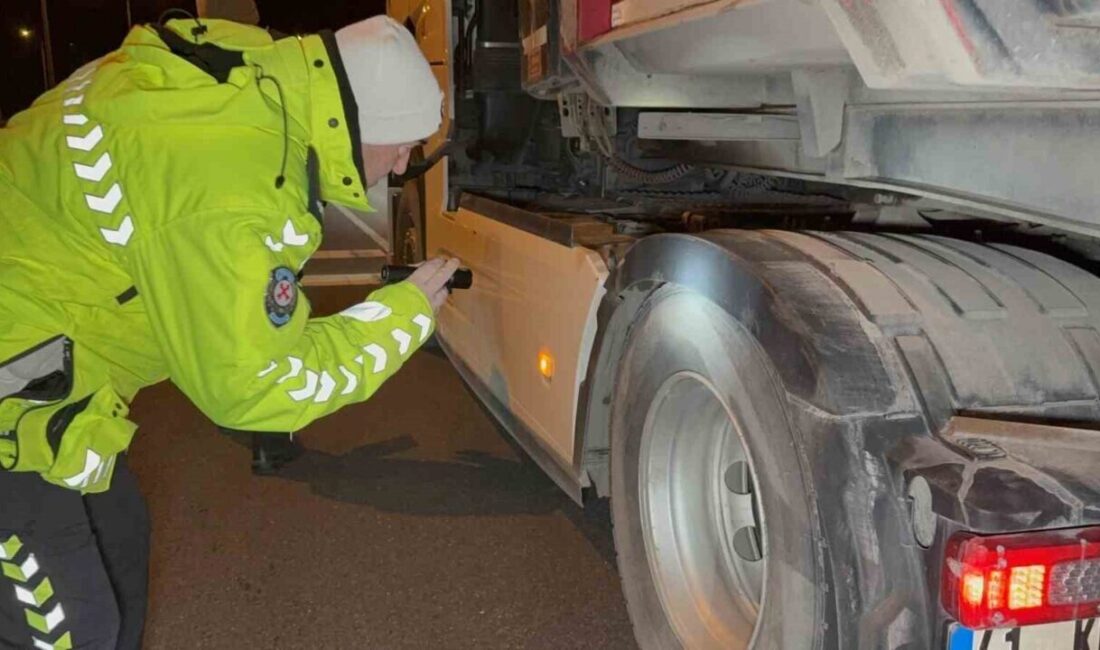 Düzce’de Kar Yağışı Öncesi Kış Lastiği Denetimleri Yapıldı Düzce’de Meteoroloji Genel Müdürlüğü'nün kar yağışı uyarısının ardından Bölge Trafik