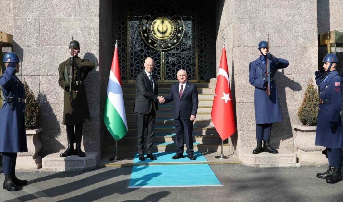Milli Savunma Bakanı Güler, Macaristanlı mevkidaşı Bobrovniczky ile Ankara’da bir araya geldi. Milli Savunma Bakanı Yaşar Güler, Macaristan Savunma Bakanı Kristof Szalay