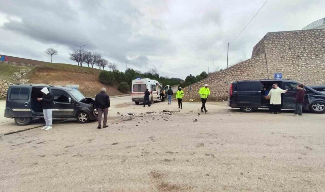 İnegöl’de Minibüs ve Hafif Ticari Araç Çarpıştı; 6 Yaralı Bursa'nın İnegöl ilçesinde minibüs ve hafif ticari aracın çarpışması sonucu