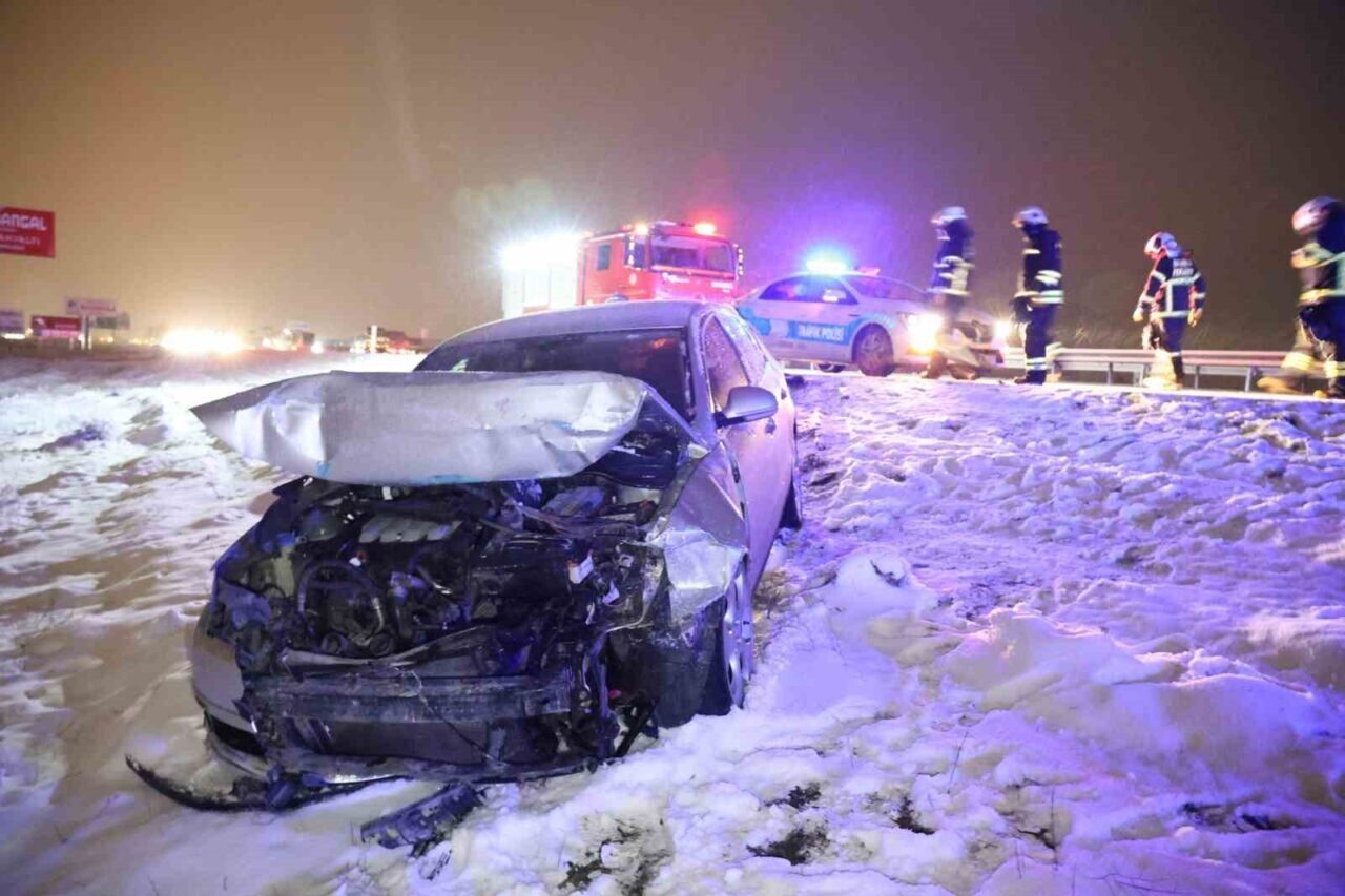 Aksaray'da buzlanan yolda meydana gelen zincirleme trafik kazasında H.Y. yönetimindeki