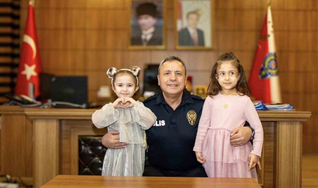 Minik Öğrencilerden Emniyet Müdürü Hakan Yılmaz’a Hayırlı Olsun Ziyareti Bilecik İl Emniyet Müdürü Hakan Yılmaz, yarıyıl tatilinde minik öğrenciler