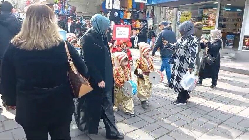 Bursa’daki Anaokulu Öğrencileri, Ramazan’ı Yeniçeri Kostümleriyle Coşkuyla Kutladı Bursa'daki özel bir anaokulunun öğrencileri, Ramazan'ı kutlamak amacıyla yeniçeri kostümleriyle