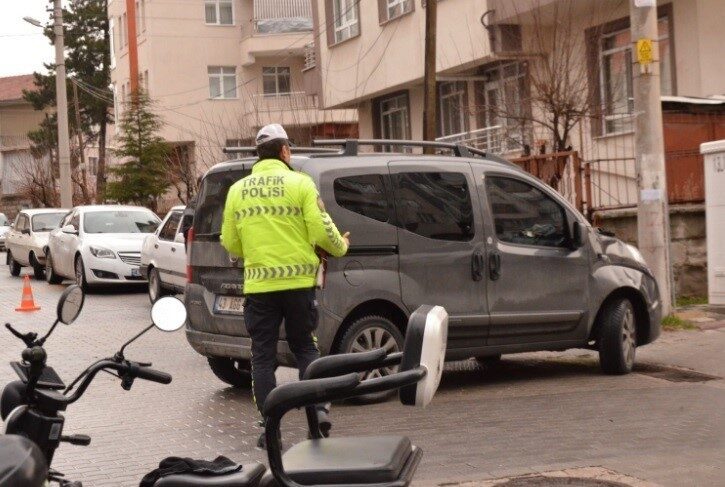 Tavşanlı’da Elektrikli Motosiklet ile Hafif Ticari Araç Çarpıştı: Bir Yaralı Kütahya'nın Tavşanlı ilçesinde, L.K. yönetimindeki elektrikli motosiklet, M.İ.D. idaresindeki hafif
