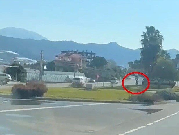 Gazipaşa'da kasksız bir motosiklet sürücüsü, trafik kurallarını ihlal ederek ters