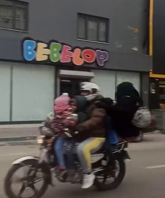 Bursa’da Motosiklette 6 Kişiyle Seyahat Eden Ailenin Tehlikeli Anları Kamerada Kaydedildi Bursa'nın Yıldırım ilçesinde 6 kişilik bir aile, motosiklete bindikleri anlar
