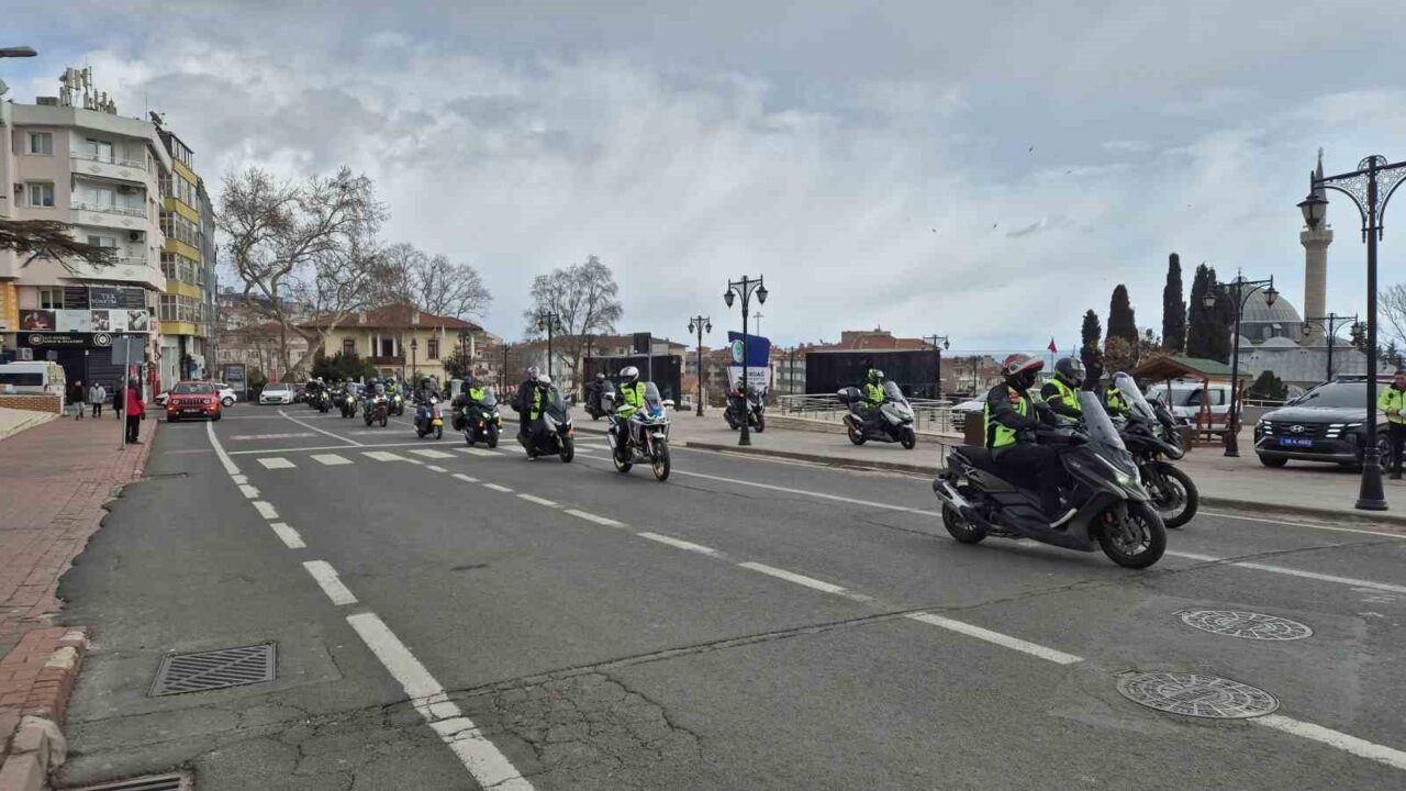 Tekirdağ'da motosiklet sürücüleri, "katil bariyer" olarak adlandırdıkları mevcut trafik bariyerlerine