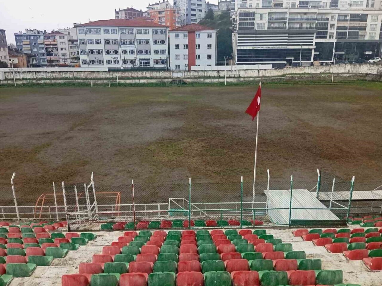 Mudanya'daki eski stadyum, zemin ve yapısal sorunlar nedeniyle yıkılıyor. AK