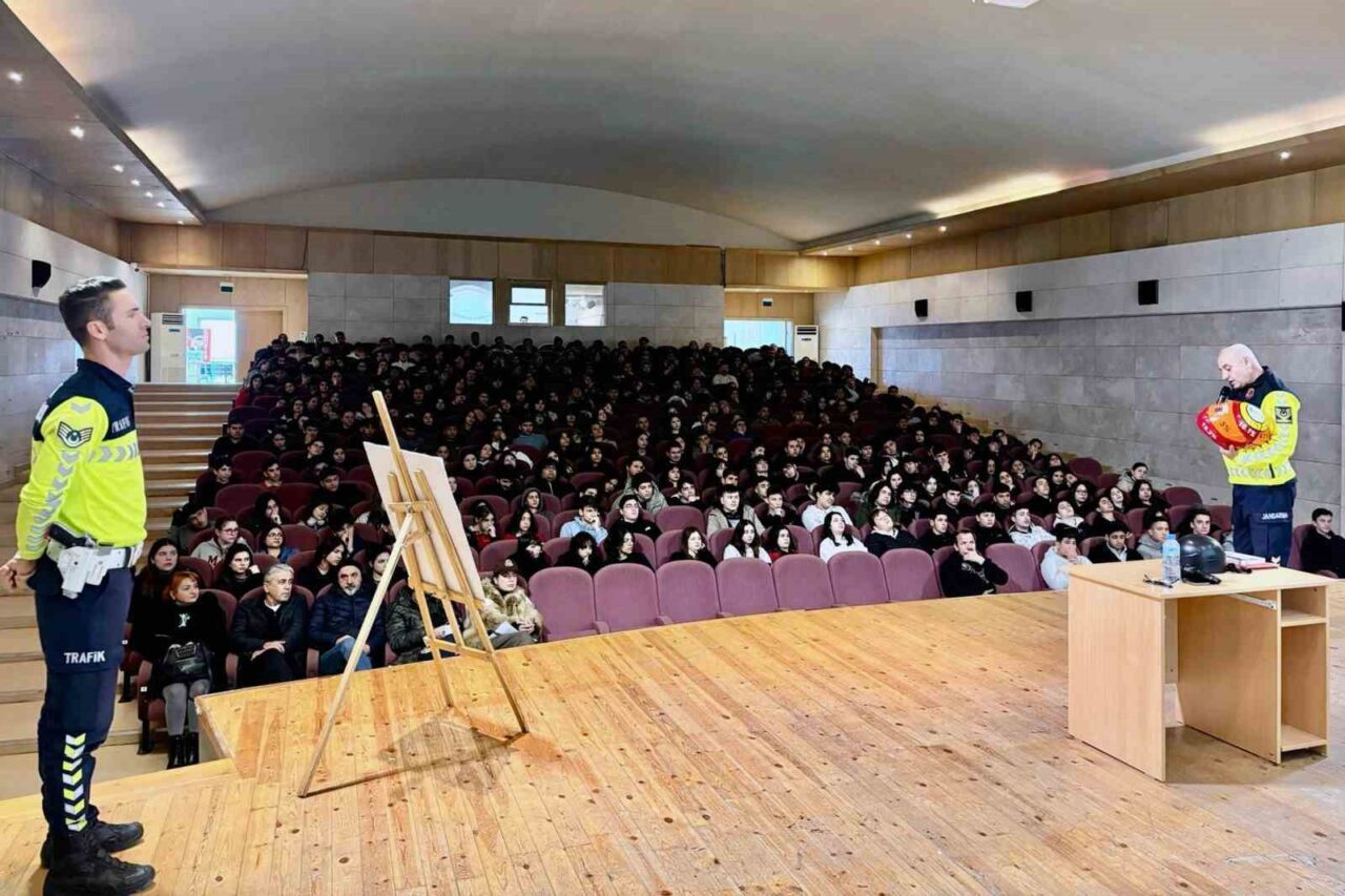 Muğla İl Jandarma Komutanlığı, öğrencilere trafik güvenliğiyle ilgili eğitimler veriyor.