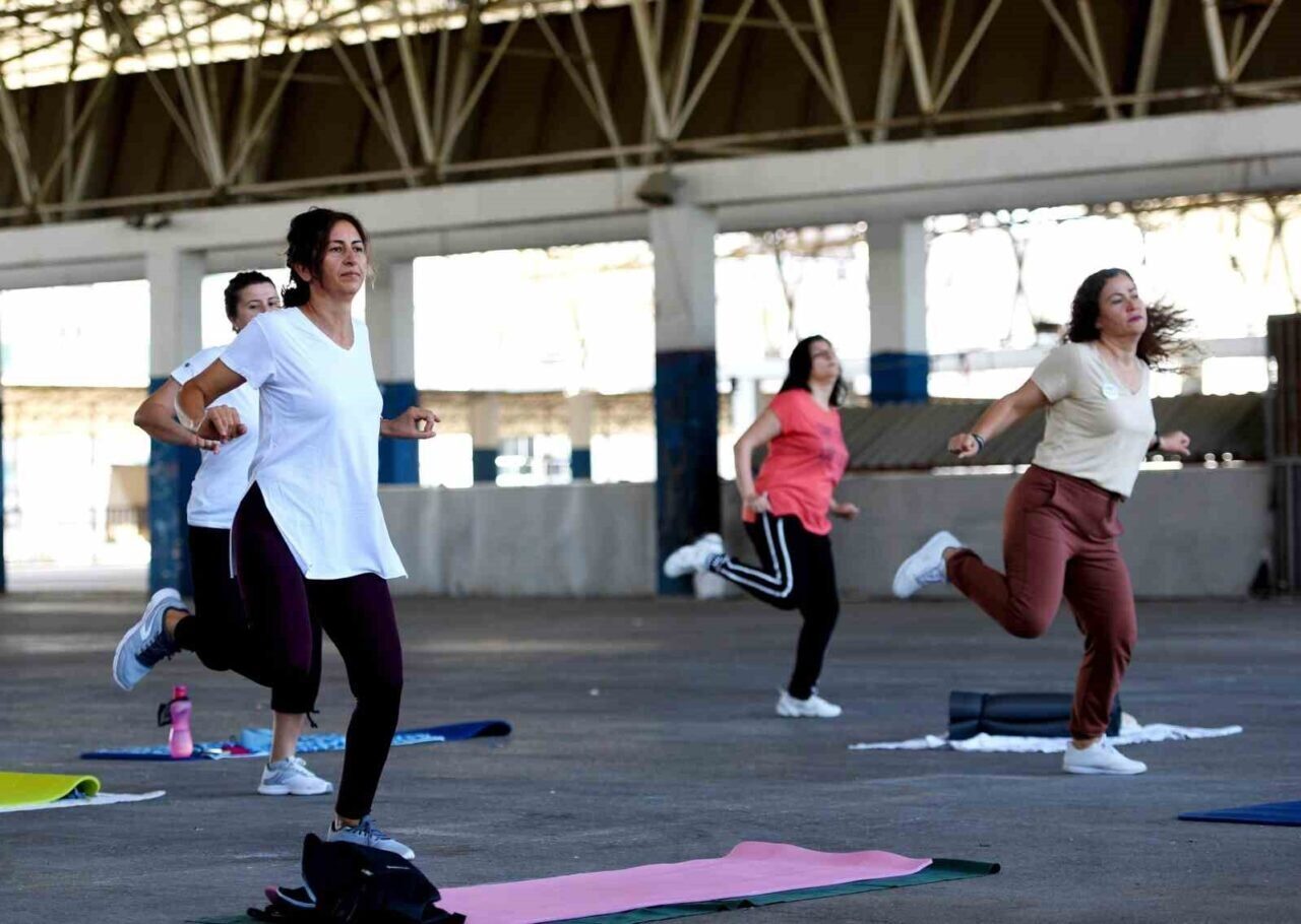 Antalya'da Muratpaşa Belediyesi, ücretsiz step, zumba ve pilates kursları sunarak
