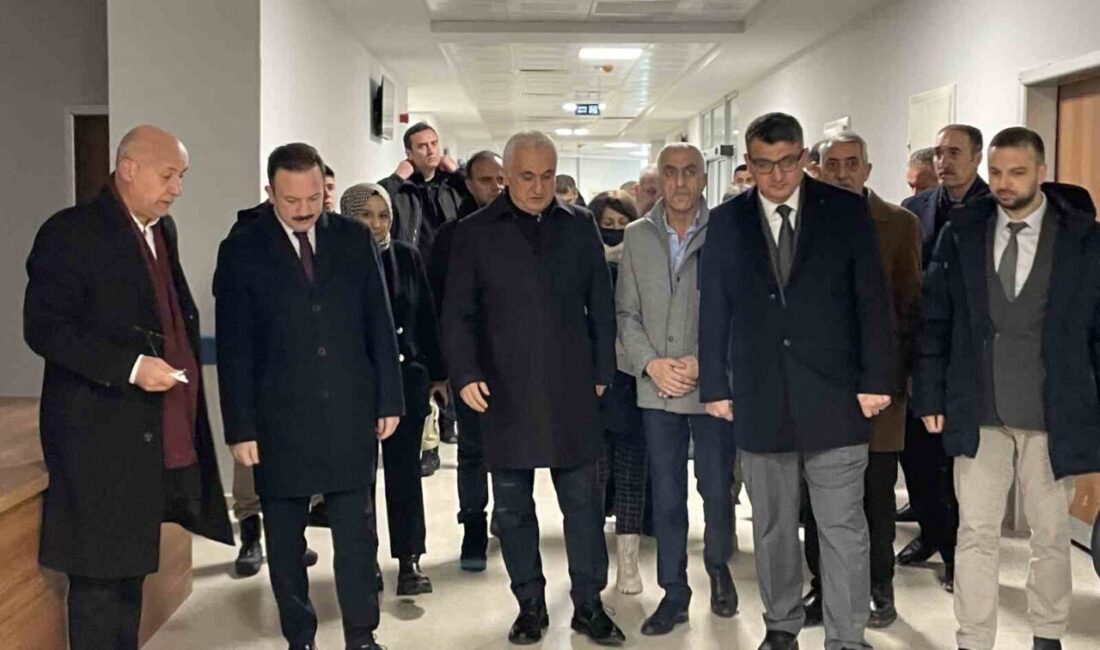Muş Valisi Avni Çakır, Malazgirt’te yeni açılan 100 yataklı devlet hastanesini inceledi Muş Valisi Avni Çakır, Malazgirt'teki 100 yataklı devlet hastanesini ziyaret
