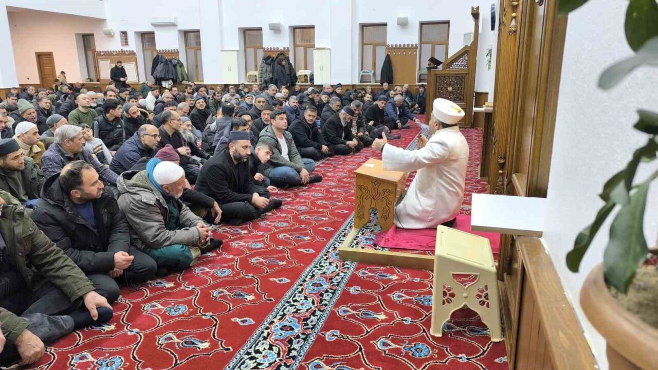 Ramazan ayının habercisi Berat Kandili'nde Muş'ta camiler doldu. Vatandaşlar Kur'an