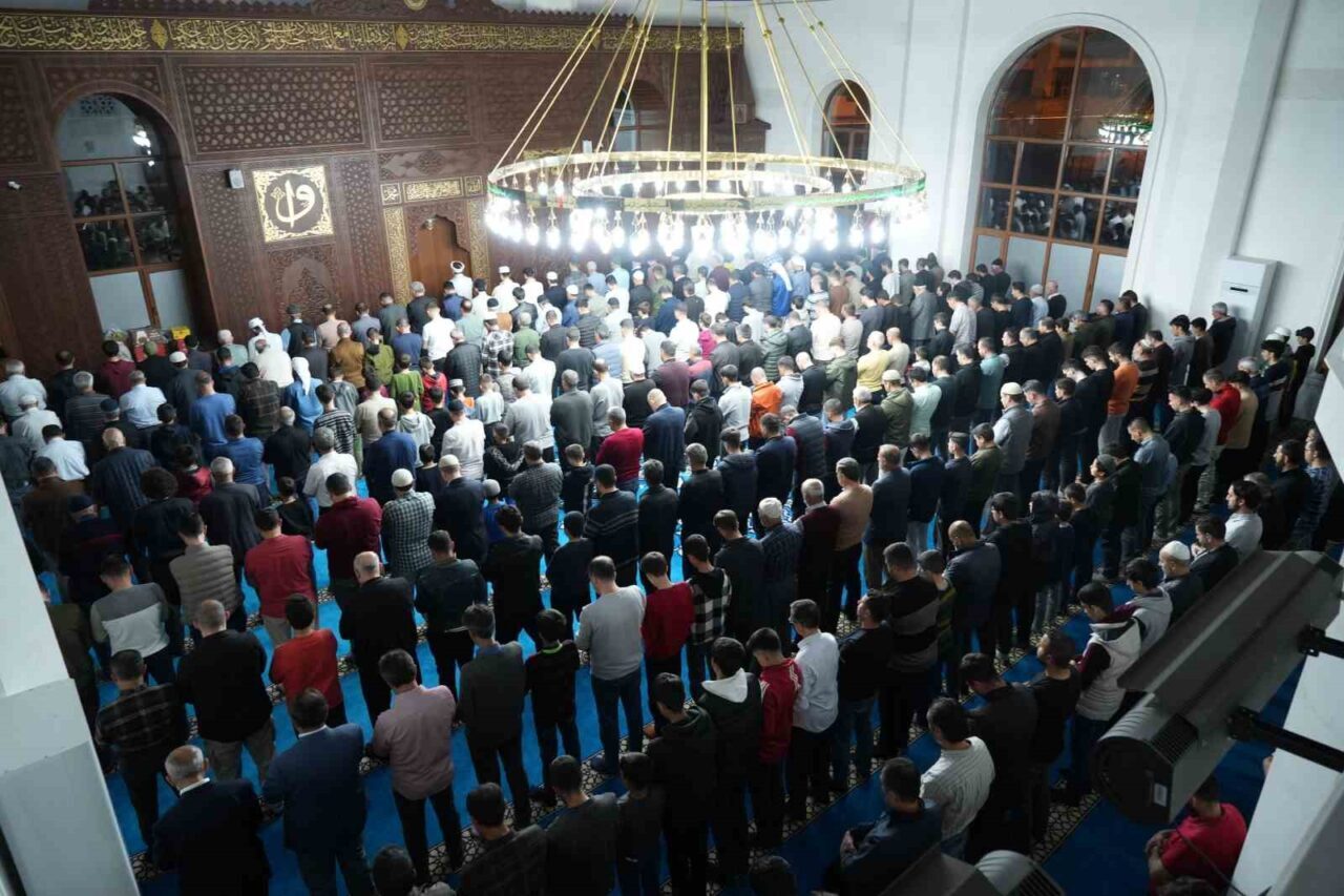 Muş'ta Ramazan ayının başlamasıyla birlikte, Müslümanlar ilk teravih namazını kılmak