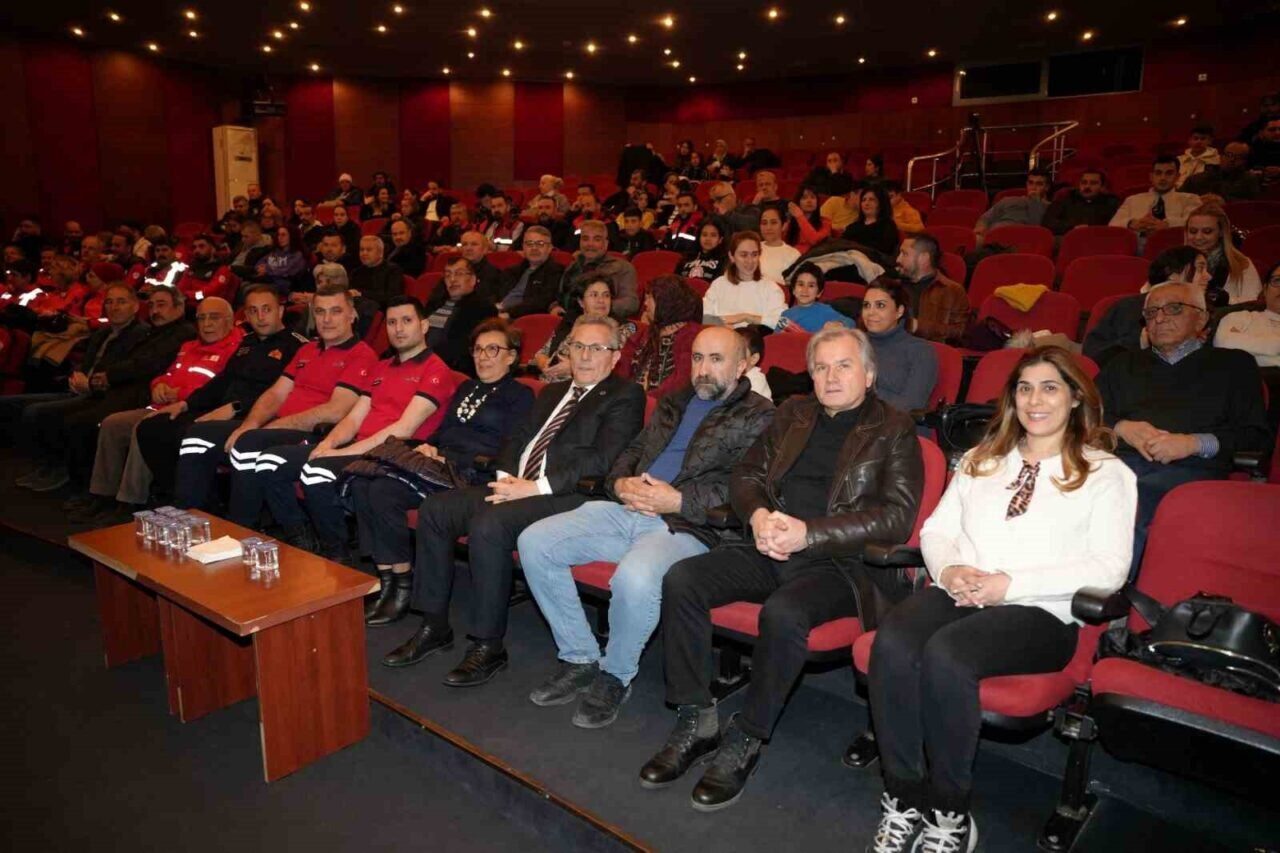 Aydın'ın Nazilli ilçesinde, 6 Şubat depremlerine dikkat çekmek amacıyla ilkyardım