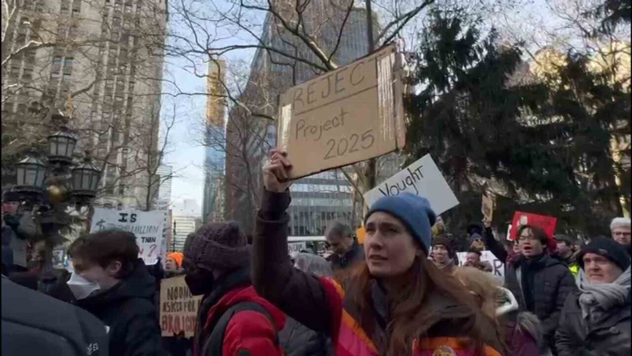 New York'ta düzenlenen büyük çaplı protestolarda, binlerce kişi Trump yönetiminin