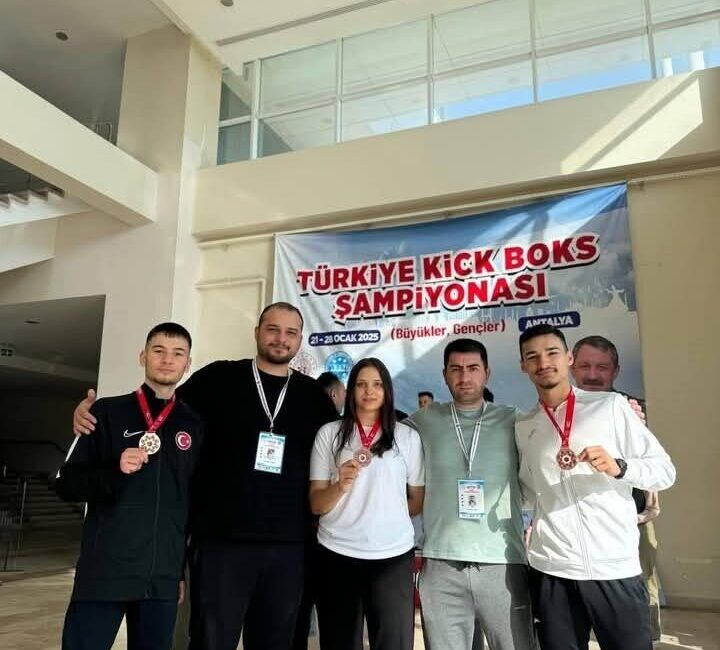 Niğde Kick Boks Takımı Antalya’da Madalyalarla Dönerek Başarıya İmza Attı Niğde Kick Boks Takımı, 21-28 Ocak 2025 tarihlerinde Antalya'da gerçekleşen