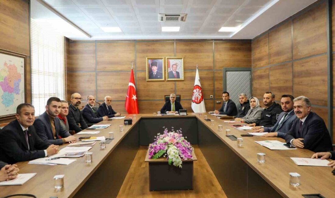 Niğde Yarı Maratonu İçin Hazırlık Toplantısı Gerçekleştirildi Niğde Valisi Cahit Çelik, 20 Nisan 2025'te gerçekleştirilecek Şehit Ömer
