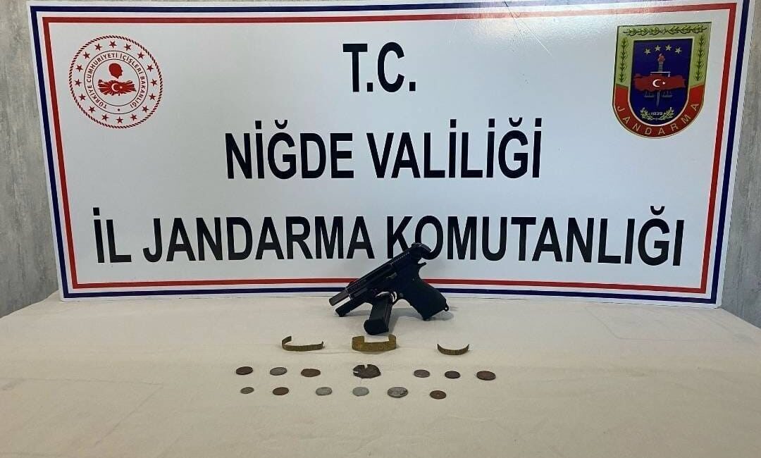 Niğde’de Jandarma, Kültürel Varlık Kaçakçılığına Yönelik Operasyon Düzenledi Niğde İl Jandarma Komutanlığı, Bor ilçesindeki Çukurkuyu Kasabası'nda kültür ve