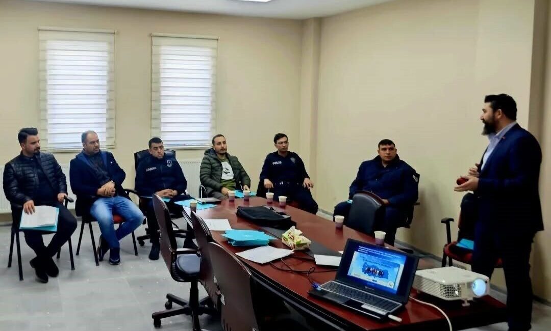 Niğde’de Tütün Denetim Ekiplerine Özel Eğitim Programı Düzenlendi Niğde İl Sağlık Müdürlüğü, tütün denetim ekipleri için eğitim düzenleyerek