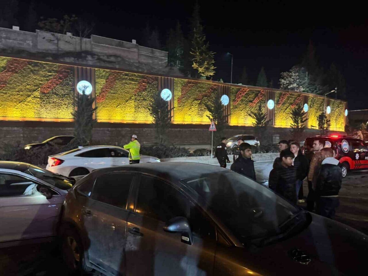 Niğde'nin Aşağı Kayabaşı Mahallesi'nde 9 aracın karıştığı zincirleme trafik kazasında