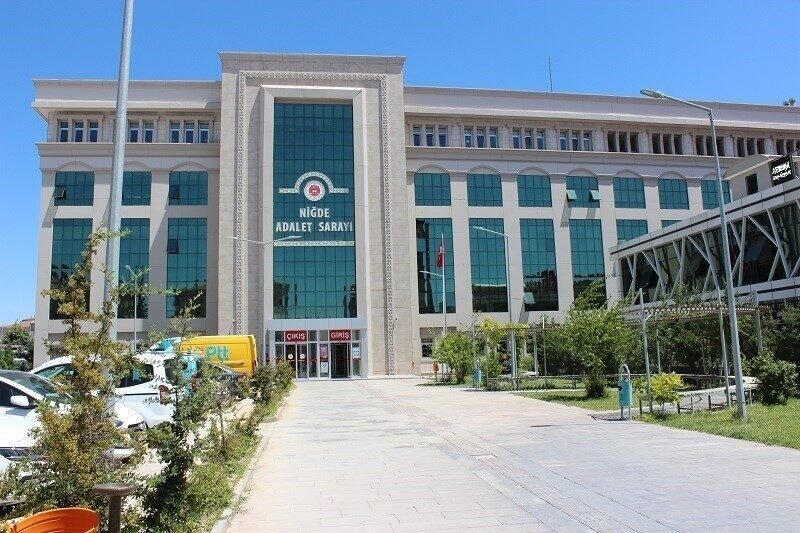 Niğde’de erkek arkadaşını bıçaklayarak öldüren kadın cezaevine gönderildi. Niğde'de, 26 yaşındaki H.G., erkek arkadaşı İ.Ü. tarafından bıçaklanarak ağır
