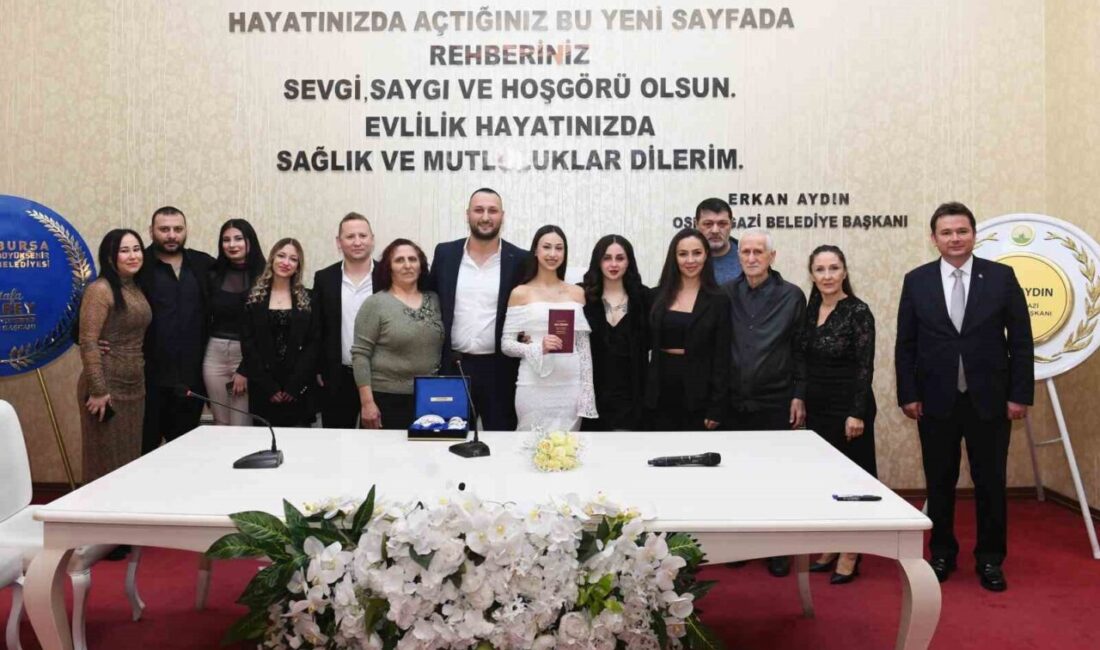 Osmangazi Belediye Başkanı Erkan Aydın, Sevgililer Günü’nde çiftlerin nikahlarına sürpriz yaptı! Osmangazi Belediye Başkanı Erkan Aydın, 14 Şubat Sevgililer Günü’nde Minel