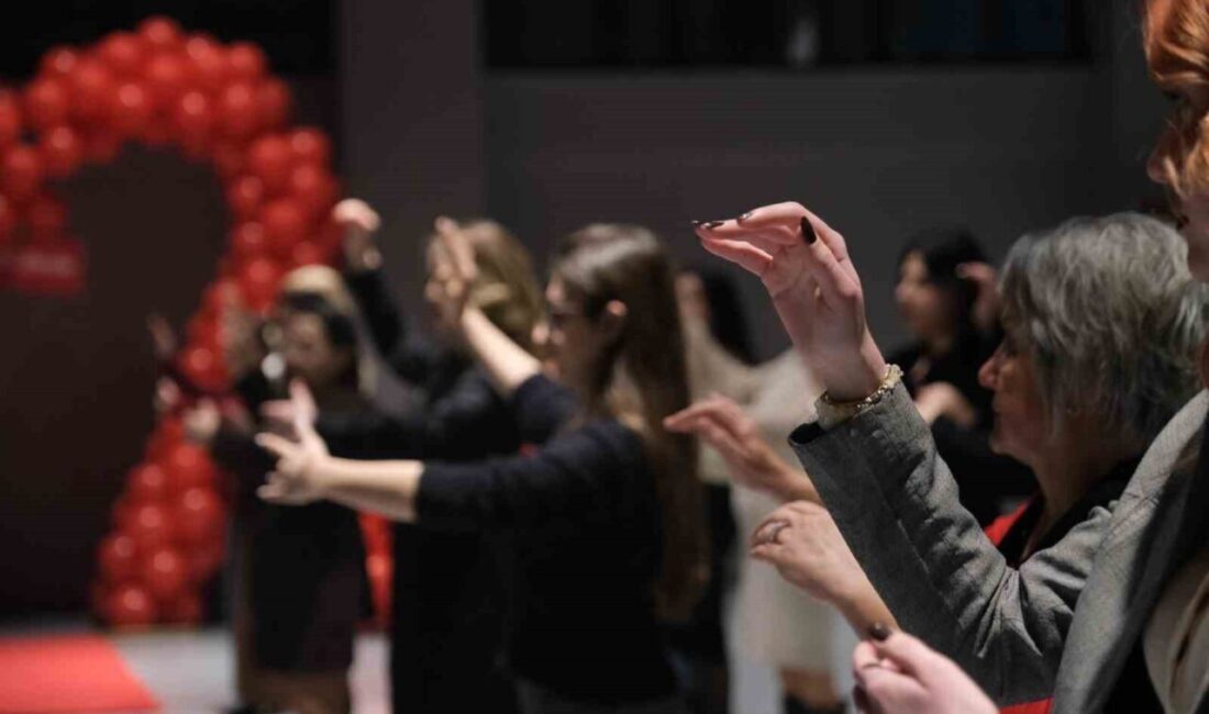Nilüfer’de Sevgililer Günü için düzenlenen tango atölyesinde çiftler dans yeteneklerini geliştirdi. Nilüfer Belediyesi, 14 Şubat Sevgililer Günü kapsamında "Sevginin Adımları Tango"