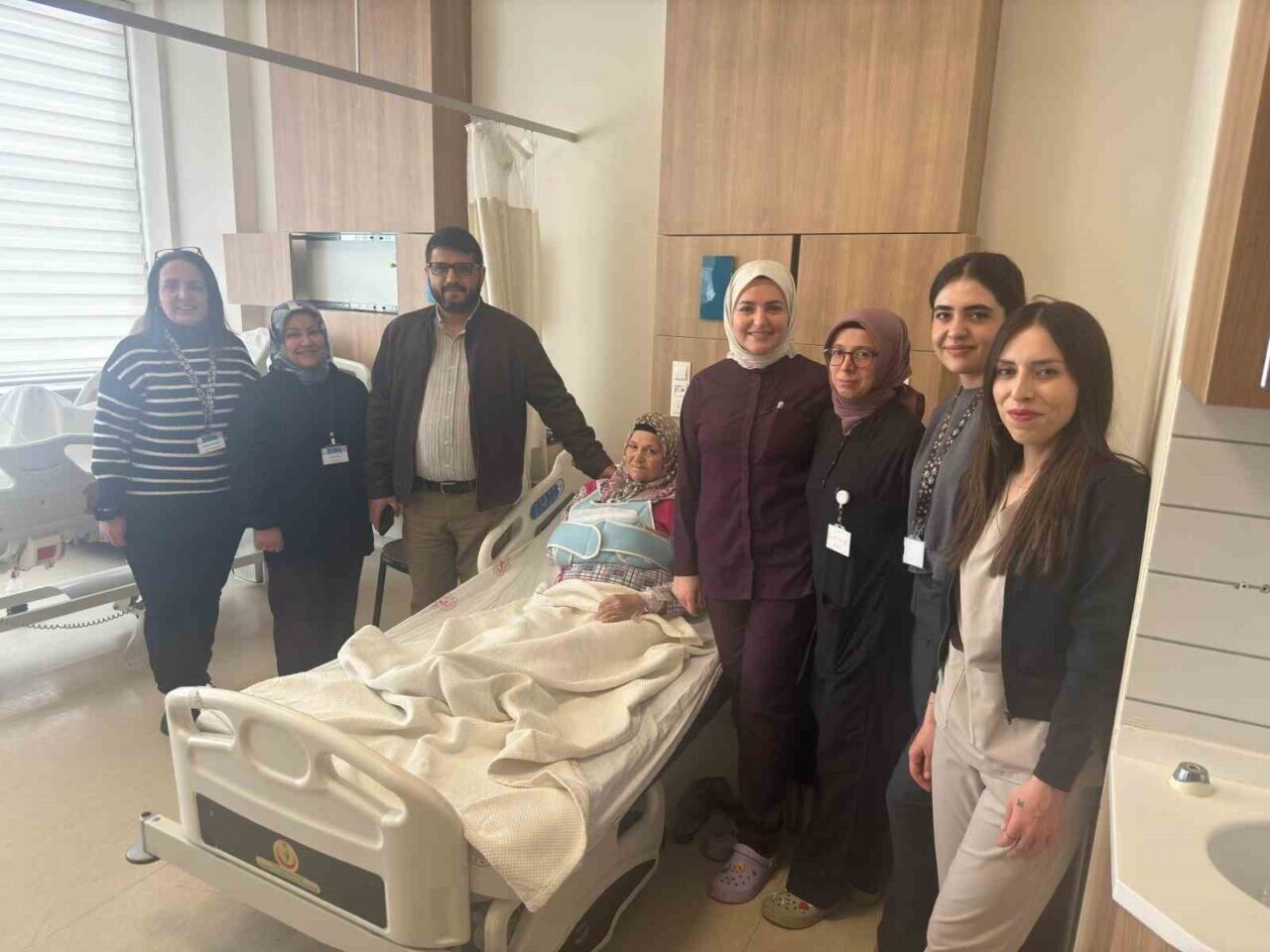 Kastamonu'da odun toplarken düşerek omzu çıkan 63 yaşındaki Aliye Çetin,