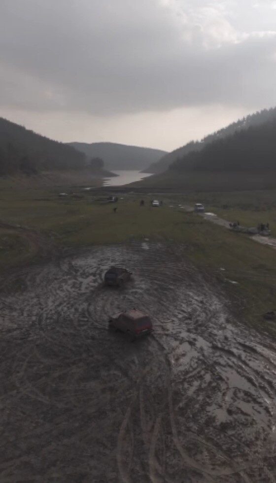 Bursa'da off-road meraklıları, Demirtaş Barajı'nda güneşli havanın keyfini çıkararak çamurda